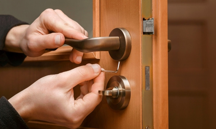 how to replace kitchen door handles